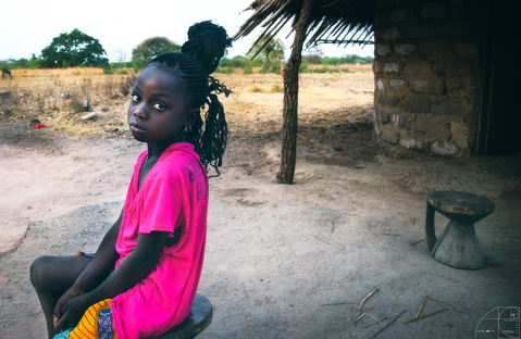 bambina villaggio Senegal.png