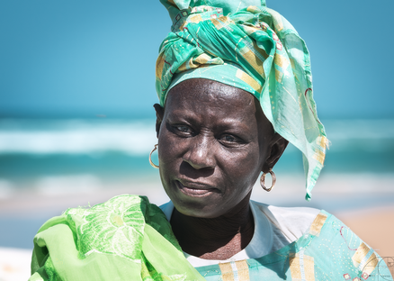 donna-al-mare-Senegal.png