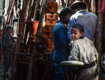 giovane al caravaseraglio di Asmara.png